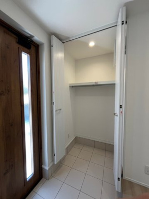 【収納】 | ひよどり台２丁目　新築戸建 | 土間クローゼットもあるのでキャリーケースなども収納できて便利です。