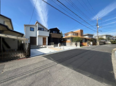 【前面道路含む現地写真】 | ひよどり台２丁目　新築戸建 | 前面道路も広いので駐車も楽々です。