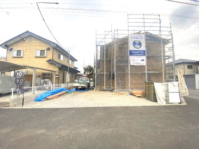 【LiveleGarden】真岡市亀山 第16 全1棟の前面道路含む現地写真|〇1号棟〇
陽当たり・風通しともに良好な角地の新築住宅！
開放感のある立地で、毎日の暮らしが明るく快適に♪
外観も映える、特別な一邸です☆
※2026年10月撮影