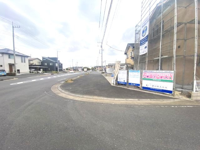 【LiveleGarden】真岡市亀山 第16 全1棟の前面道路含む現地写真|〇1号棟〇
東側20m公道に面し、歩道（5.5m）があることで視界も広く安全性に優れた立地です♪
※2026年10月撮影