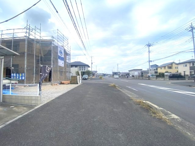【LiveleGarden】真岡市亀山 第16 全1棟の前面道路含む現地写真|〇1号棟〇
区画整理地内の整った街並み♪
毎日のびのびと快適に暮らせるゆとりある住環境が手に入ります☆
※2026年10月撮影