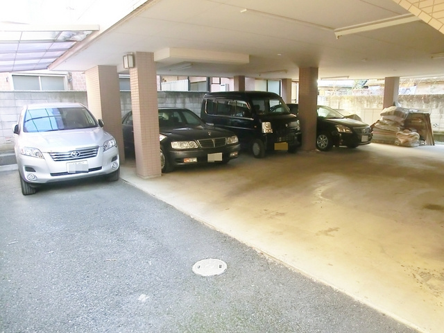 クレールコート足立の駐車場|敷地内1階部分に駐車場有ります