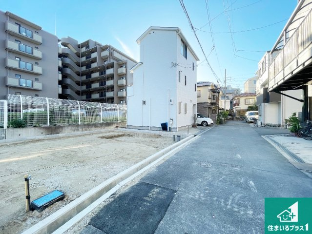 ■豊中市城山町　新築一戸建ての前面道路含む現地写真|周辺は閑静な住宅街です。前面道路もしっかりと有りますので車の出し入れも安心ですよ！