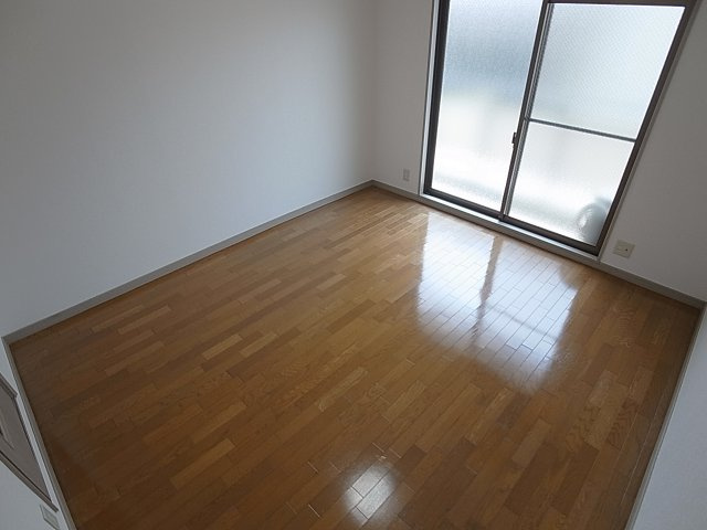 神戸市長田区戸崎通２丁目の賃貸マンションの居間・リビング|広々とした開放感のある洋室