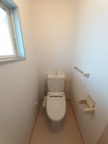 フラワーハイツ一条（Ｂ）のトイレ|落ち着いた色調のトイレです