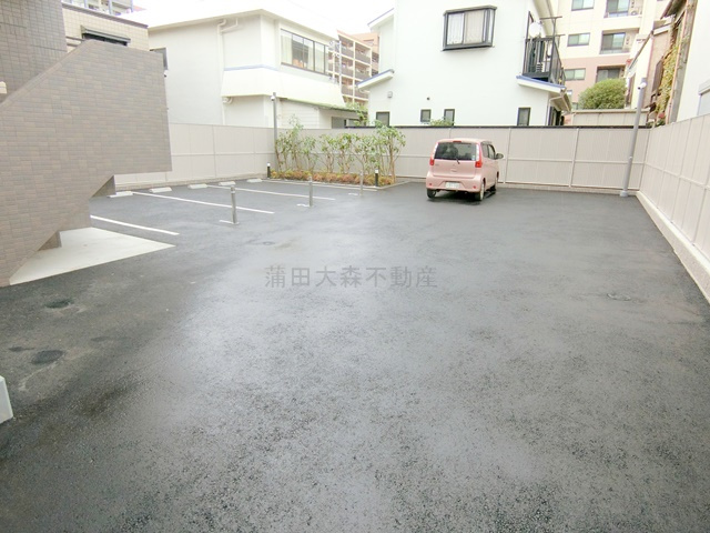 ルーブル本羽田の駐車場