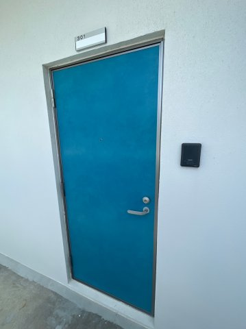 ひがわアパートの玄関
