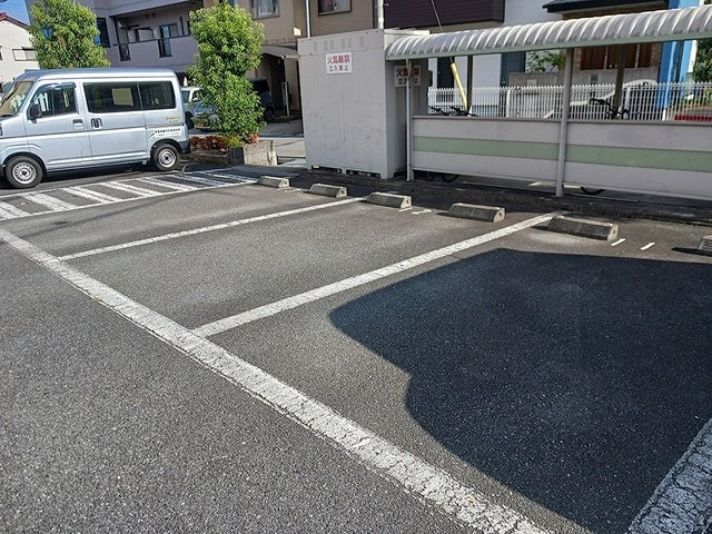 フローレスの駐車場