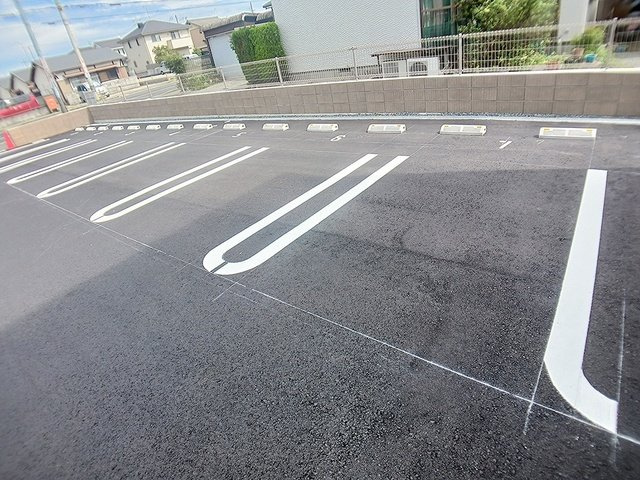 プリムローズ平松の駐車場