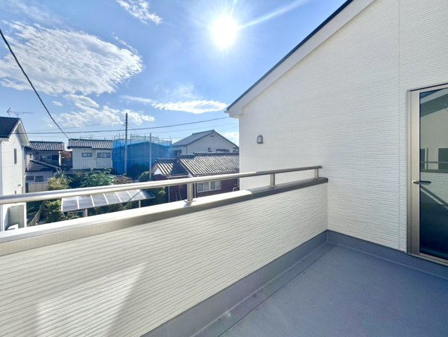 【新築戸建】第2前橋総社町植野　のバルコニー|■バルコニー｜ワイドバルコニーは、溜め込んでしまったお洗濯物を一気に干すことができるくらいのスペースがあります。二部屋から出入り可能なのでお布団などもラクラク干せますね♪