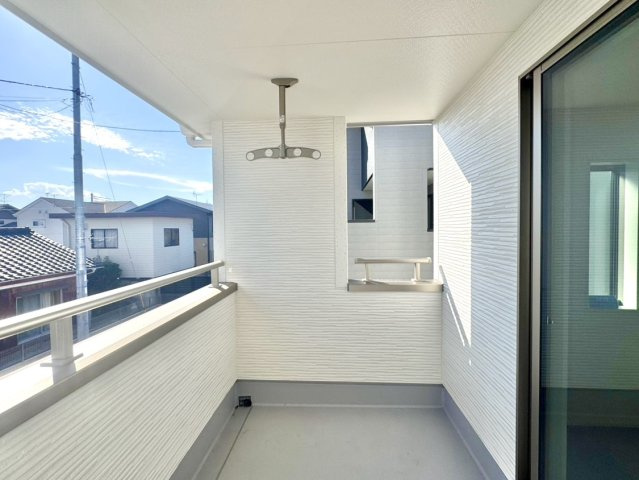 【新築戸建】第2前橋総社町植野　のバルコニー|■バルコニー｜お布団がたくさん干せますね♪バルコニーから入る日差しは暖かく、爽快な朝の目覚めを促してくれます♪洗濯物やお布団を干して太陽の香りを吸い込んだお布団で夜はおやすみください。