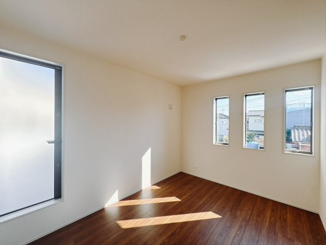 【新築戸建】第2前橋総社町植野　の洋室|■洋室｜階洋室には大きな窓をご用意しています。日中はあたたかな日差し差し込み自分時間も充実できますね＾＾