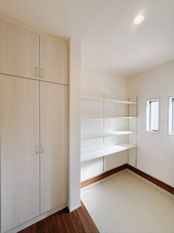 【新築戸建】第2前橋総社町植野　の収納|■SIC｜土間続きの収納♪靴はもちろん、汚れやすいベビーカーやアウトドア用品など拭かずにしまえてうれしい♪アクセントクロスでおしゃれな印象もプラス☆彡