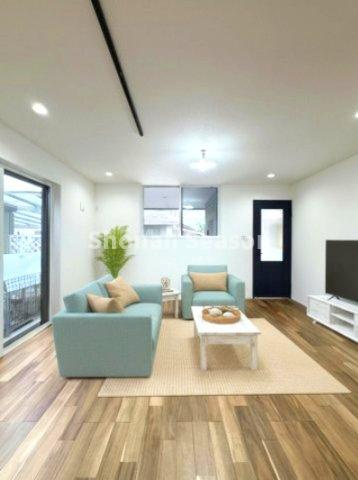 【現地画像あり】平塚市花水台　新築戸建　全１棟の居間・リビング|※AIホームステージング加工済
南側からの採光も取り込めるリビングです◎