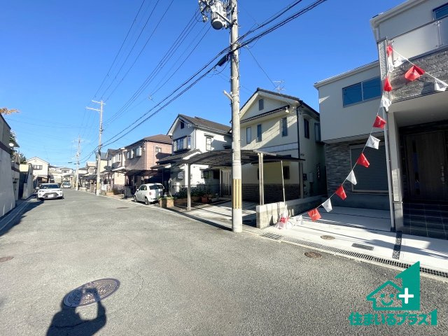 ■枚方市香里ケ丘　第5期　新築一戸建ての前面道路含む現地写真|周辺は落ち着いた街並みの住宅地！子育てがしやすい住環境です！まだ未完成ですが、現地でしかわからない事もございます。是非一度ご覧ください。
