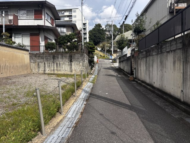 明石市朝霧東町3丁目戸建の前面道路含む現地写真