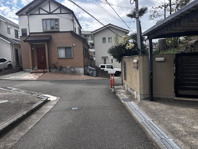 明石市朝霧東町3丁目戸建の前面道路含む現地写真