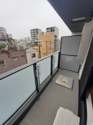 アン　ハヤシ　インクのバルコニー