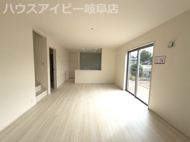 各務原市蘇原伊吹町新築建売限定1邸！お車ラクラク並列3台可能！蘇原第一小学校まで徒歩12分！の居間・リビング|各務原市蘇原伊吹町新築建売限定1邸！お車ラクラク並列3台可能！蘇原第一小学校まで徒歩12分！