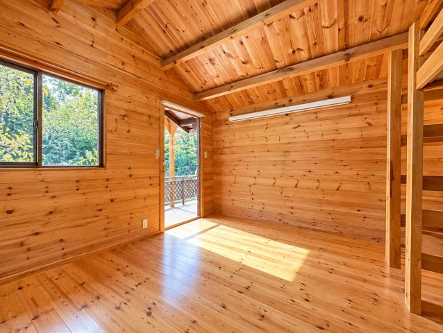 勝浦市佐野　中古戸建の居間・リビング|※画像の一部はAIを用いて加工・編集しています。実際の状況と異なる場合がありますので、ご了承下さい。