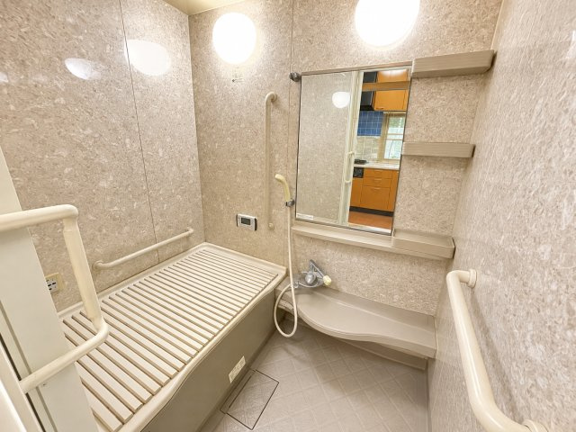 勝浦市佐野　中古戸建の浴室|※画像の一部はAIを用いて加工・編集しています。実際の状況と異なる場合がありますので、ご了承下さい。