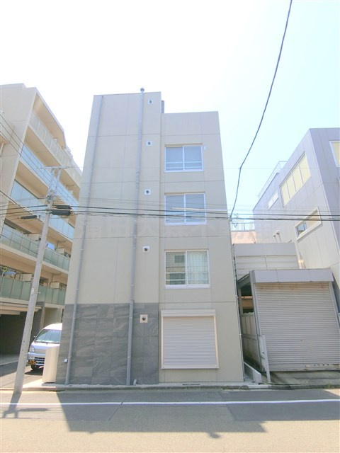 ゴールドレジデンシア多摩川の外観|2017年10月築　RC鉄筋コンクリート造地上5階建て総戸数15戸
東京都大田区多摩川1丁目　東急多摩川線矢口渡駅近最寄り徒歩3分、東急池上線蓮沼駅徒歩8分、JR京浜東北線蒲田駅徒歩16分