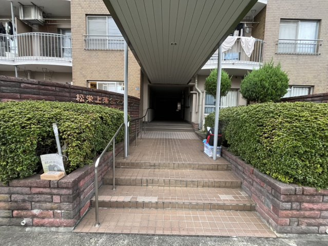 松栄上落合マンションのエントランス|雨の日でも濡れない屋根付きのエントランスへ続く道です。