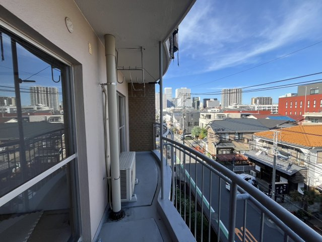 松栄上落合マンションのバルコニー|2つのお部屋から出ることのできるバルコニーです。