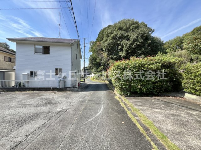 【前面道路含む現地写真】 | 袋井市村松　中古住宅 | 前面道路含む現地写真です