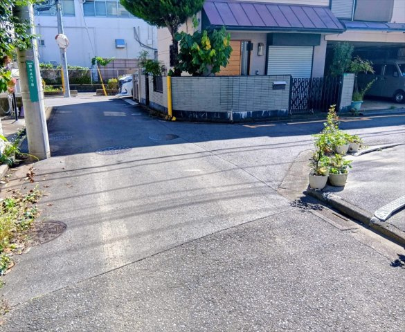 【前面道路含む現地写真】 | 新座市野火止6丁目　建築条件なし売地　全1区画　(志木本店) | 交通量が少ない閑静な住宅地。小、中学校まで徒歩10分圏内でお子様の通学にも便利な住環境です。