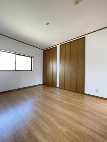 岩井川タウンハウスⅡの洋室|落ち着いた色調の洋室です