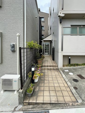 ガネーシャ甲南2のエントランス