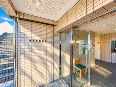 【外観】 | コスモ宮前平　Reform物件/新耐震基準マンション/南西向き | ◆一戸建てを中心とした街並みが整然と続き、周辺は高い建物が建っていないので、緑の多い閑静な趣を感じる環境です。街並みや周辺環境も重要なポイントです！！
