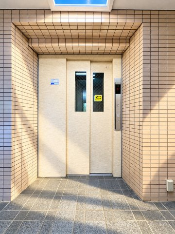 【その他共用部分】 | コスモ宮前平　Reform物件/新耐震基準マンション/南西向き | ◆落ち着いた街並みに調和する、スタイリッシュな戸建外観。シンプルながらも洗練された印象です。

