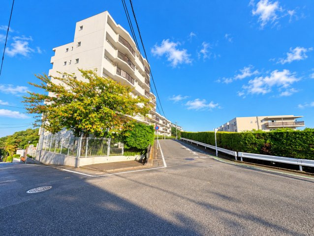 【外観】 | コスモ宮前平　Reform物件/新耐震基準マンション/南西向き | ◆直線的で美しいフォルムが際立つ外観。飽きのこないデザインで長く愛せる住まいです。
