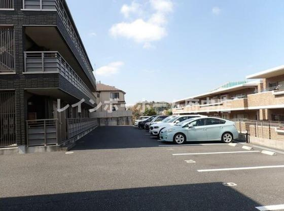 ディアマンノアールの駐車場