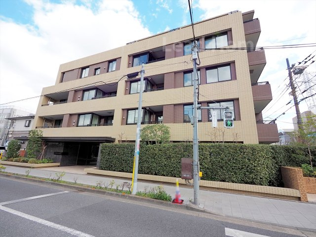 【外観】 | ドレッセ世田谷下馬 | 植栽の緑に囲まれた重厚感あふれる低層レジデンス！陽当たりや風通しの良さも期待できる佇まいです♪