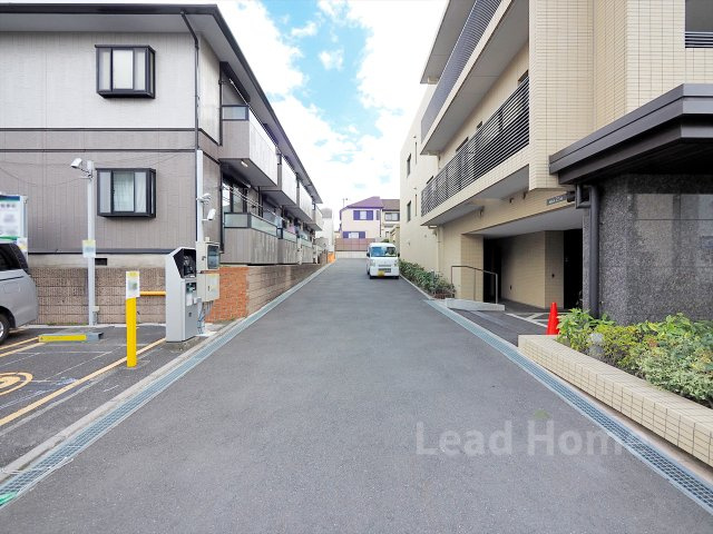 【その他】 | ドレッセ世田谷下馬 | 車通りが穏やかで見通しの良い前面道路！お子様とのお出かけやベビーカーを押しての移動も安心ですね♪