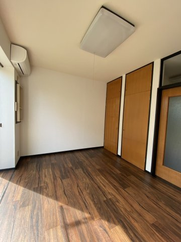 新潟市中央区米山４丁目のアパートの居間・リビング