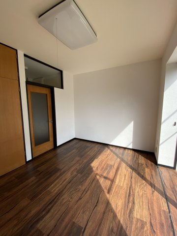 新潟市中央区米山４丁目のアパートの居間・リビング