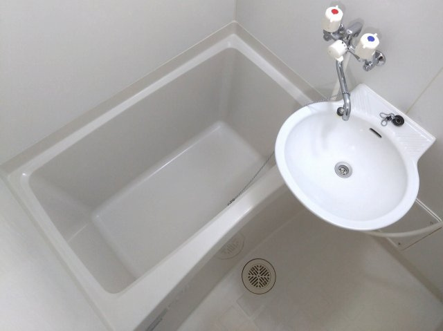 レオパレスシャトーヒロの浴室|コンパクトで使いやすいお風呂です