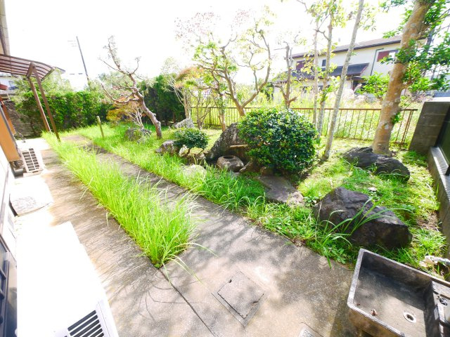 茂原市渋谷　中古戸建の庭|2LDK+1LDK 2世帯住宅 リモコン付ビルトインガレージ 都市ガス スーパーベイシア徒歩約7分