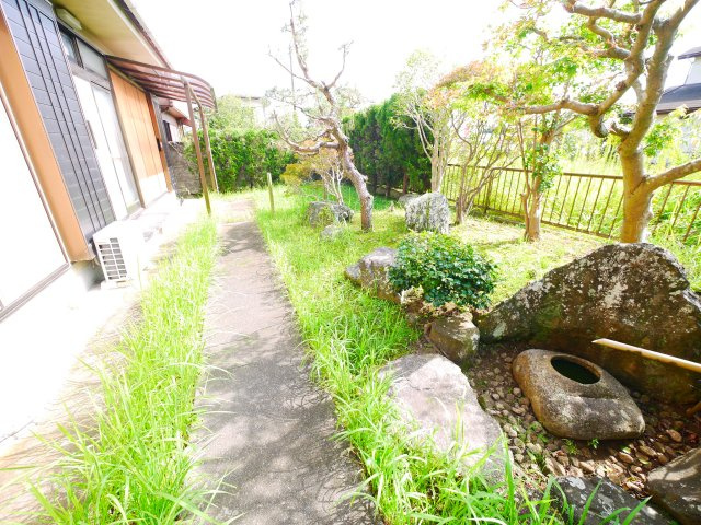 茂原市渋谷　中古戸建の庭|2LDK+1LDK 2世帯住宅 リモコン付ビルトインガレージ 都市ガス スーパーベイシア徒歩約7分