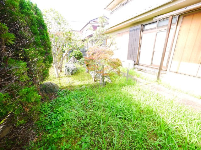 茂原市渋谷　中古戸建の庭|2LDK+1LDK 2世帯住宅 リモコン付ビルトインガレージ 都市ガス スーパーベイシア徒歩約7分