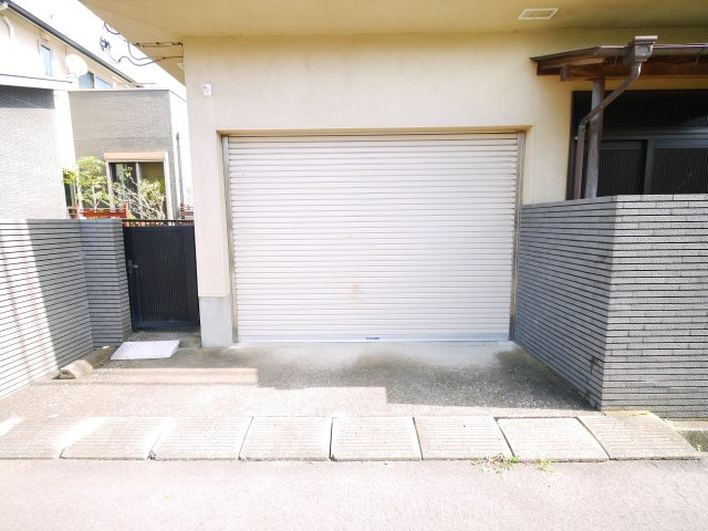茂原市渋谷　中古戸建の駐車場|2LDK+1LDK 2世帯住宅 リモコン付ビルトインガレージ 都市ガス スーパーベイシア徒歩約7分