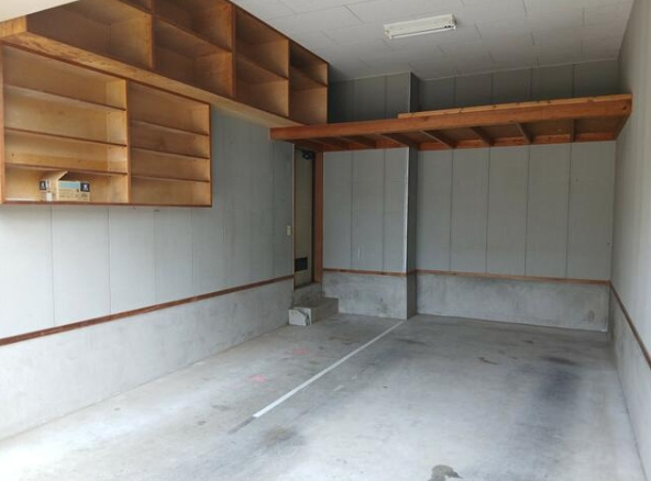 茂原市渋谷　中古戸建の駐車場|2LDK+1LDK 2世帯住宅 リモコン付ビルトインガレージ 都市ガス スーパーベイシア徒歩約7分
