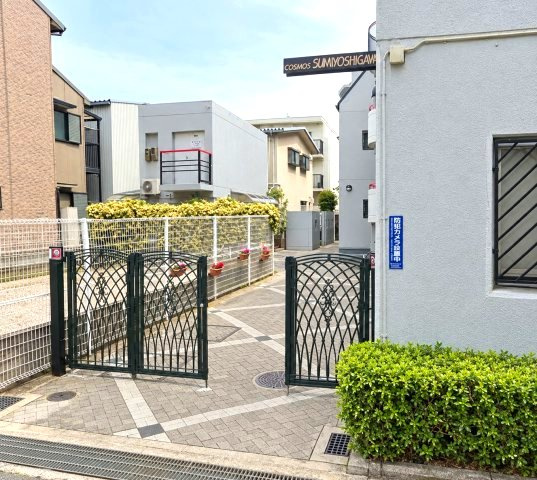 コスモ住吉川のエントランス|玄関へのアプローチ。居住者の帰り、訪れる方を優しく迎える・安らぎに満ちた生活空間を予感させる。健やかな暮らしを楽しめそう