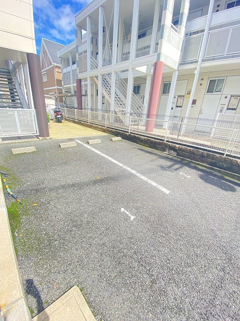 尼崎市南塚口町２丁目のアパートの駐車場|駐車場があるので、車を買う予定の方も安心です
