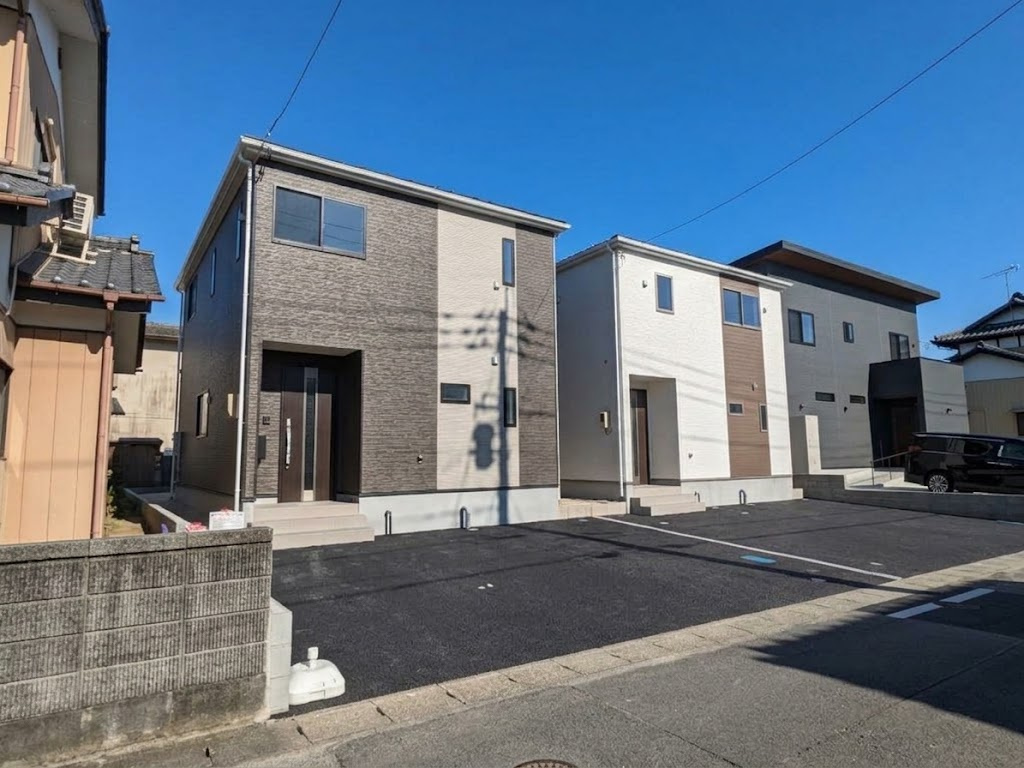 平泉崎 ご案内も即日ご対応可能☆　新築建売住宅の前面道路含む現地写真|◆外観の写真です◆　
ご家族の笑顔も溢れるおしゃれな新築建売住宅です♪
休日は家族みんなで夢のマイホーム探しに出かけてみませんか！

