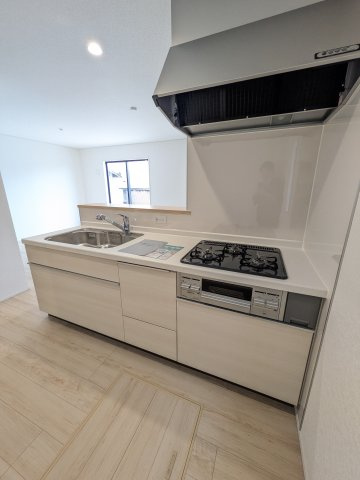 平泉崎 ご案内も即日ご対応可能☆　新築建売住宅のキッチン|■キッチンの写真です■□■　対面式キッチンは、リビングの様子を見ながらお料理出来るので、小さなお子様がいらっしゃる方は、安心してお料理出来ますね。